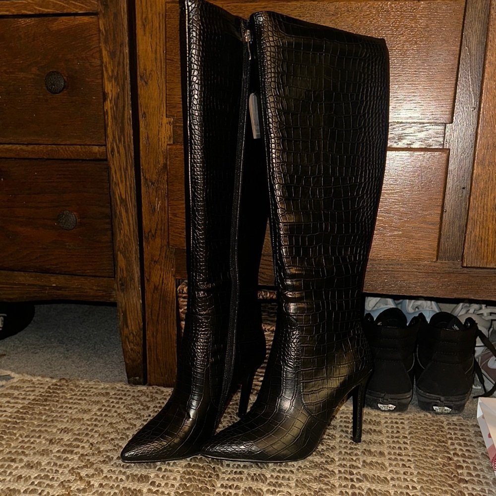 Elegant Black Crocodile-Embossed Heeled Boots